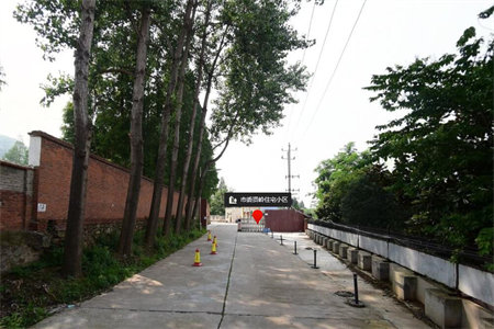 低价急售辛庄街铁路缩舍，独院房6间，院房面积240㎡，拎包住